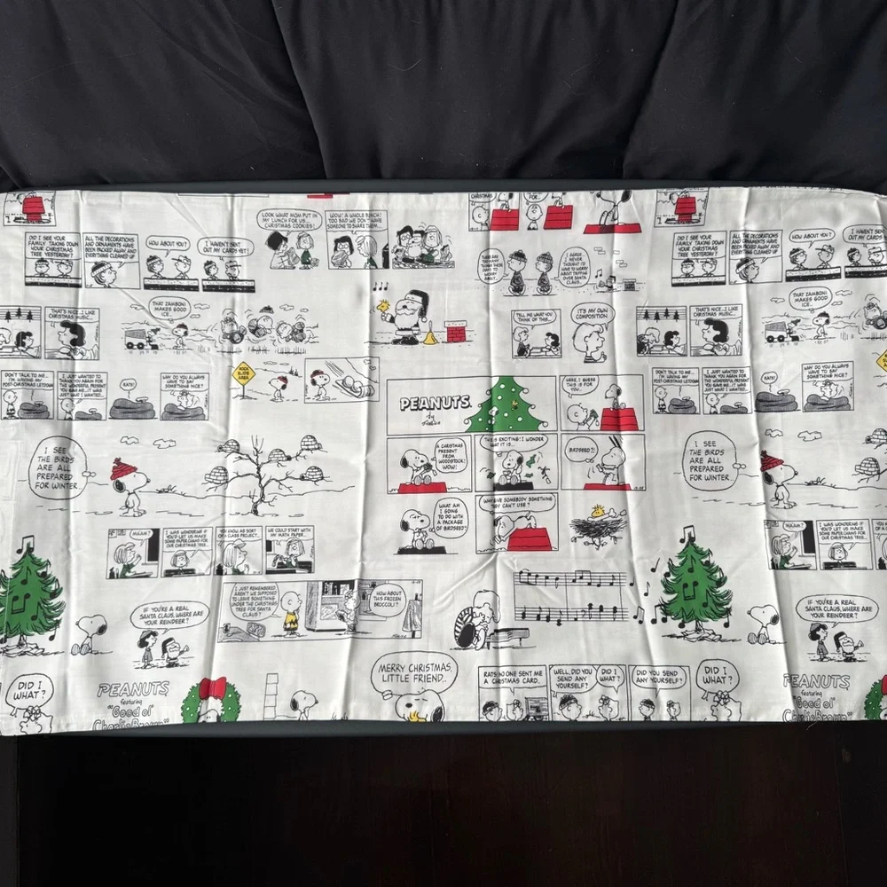 Peanuts Holiday Comic Strip Blanket - White and Green